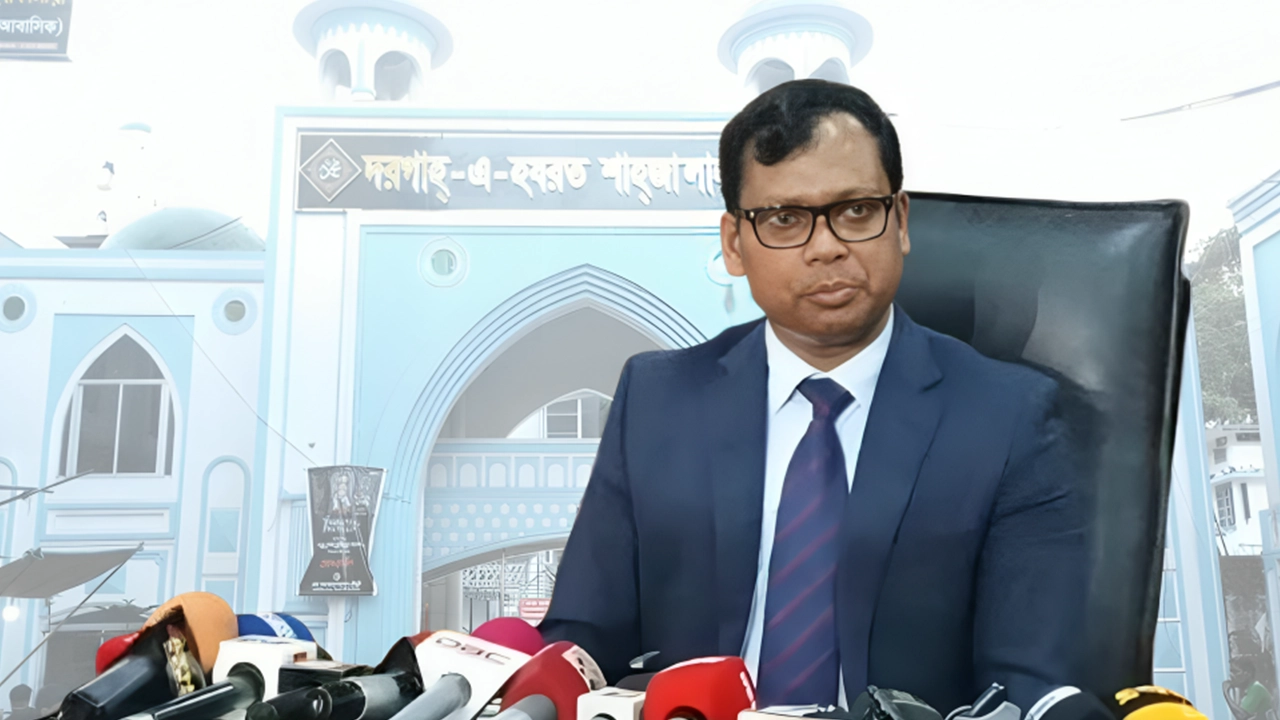 শাহজালাল মাজারে ৫ লাখ টাকা দান করলেন ডিসি সারওয়ার আলম